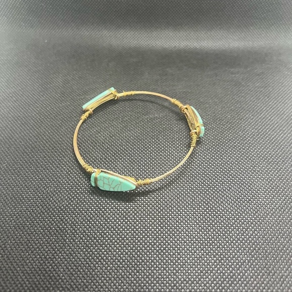 Vintage arrow head bracelet. Brass and turquoise costume bracelet - Picture 4 of 15